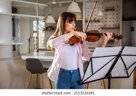 woman playing the violin